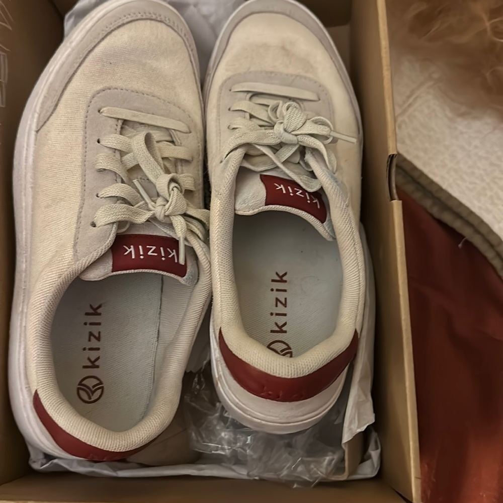 Kizik Vegas.  9 women’s/7.5 men  cream with burgundy